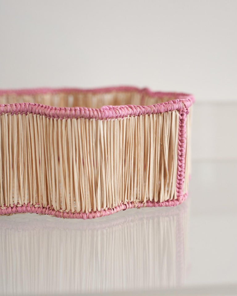 CONTEMPORARY ROUND WAVY WOVEN RATTAN BOWL / BASKET IN SOFT PINK