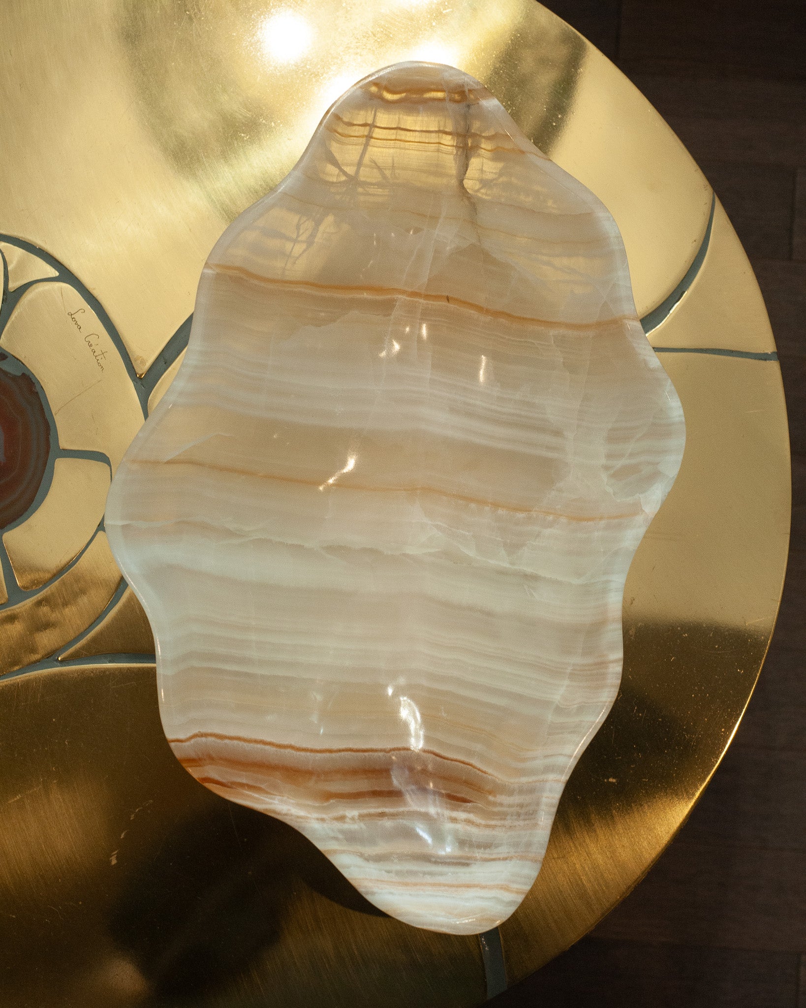 CONTEMPORARY FREEFORM HAND CARVED BANDED ONYX BOWL WITH GOLDEN STRIPES