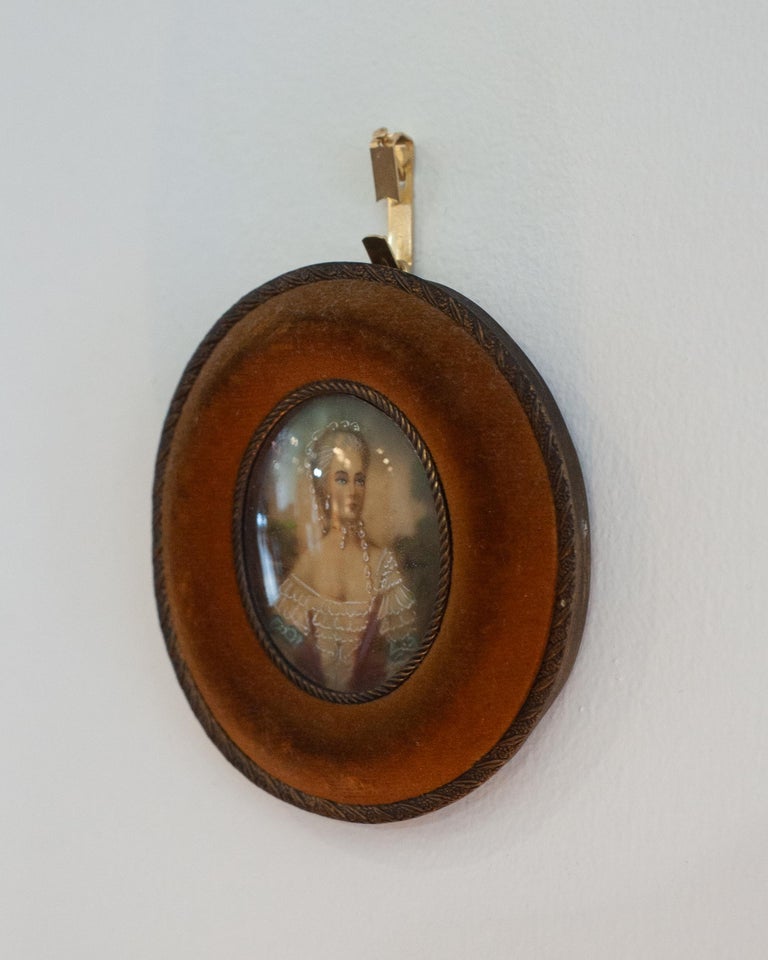 ANTIQUE MINIATURE PORTRAIT OF A NOBLEWOMAN IN BRONZE MOUNT FRAME