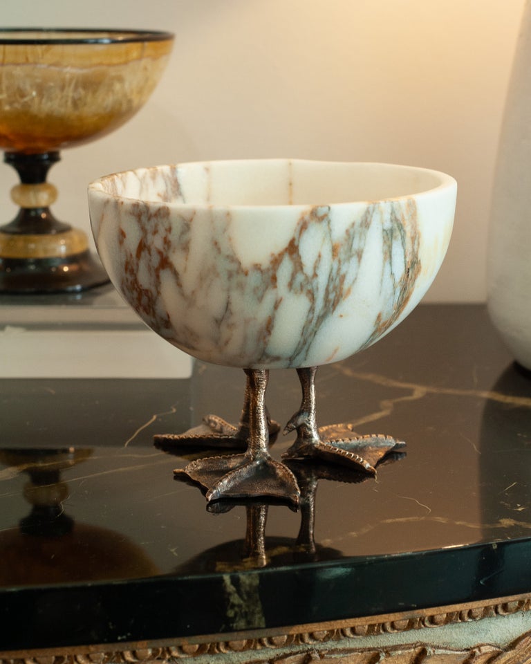 CONTEMPORARY WHITE AND GOLD MARBLE BOWL ON CAST BRONZE DUCK FEET