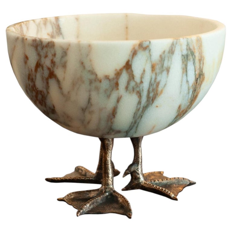 CONTEMPORARY WHITE AND GOLD MARBLE BOWL ON CAST BRONZE DUCK FEET
