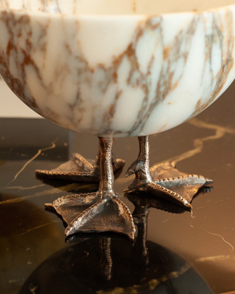 CONTEMPORARY WHITE AND GOLD MARBLE BOWL ON CAST BRONZE DUCK FEET