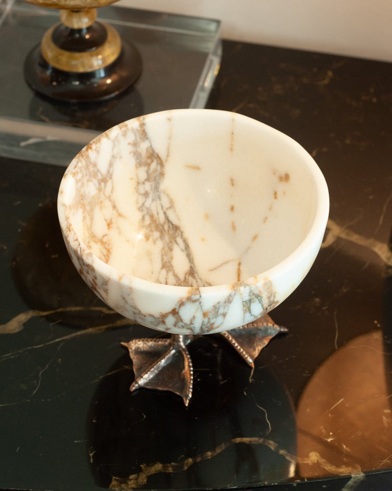 CONTEMPORARY WHITE AND GOLD MARBLE BOWL ON CAST BRONZE DUCK FEET