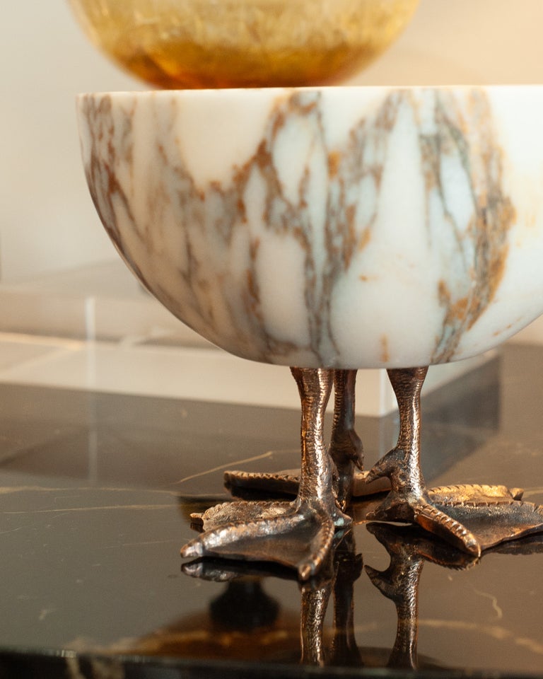 CONTEMPORARY WHITE AND GOLD MARBLE BOWL ON CAST BRONZE DUCK FEET