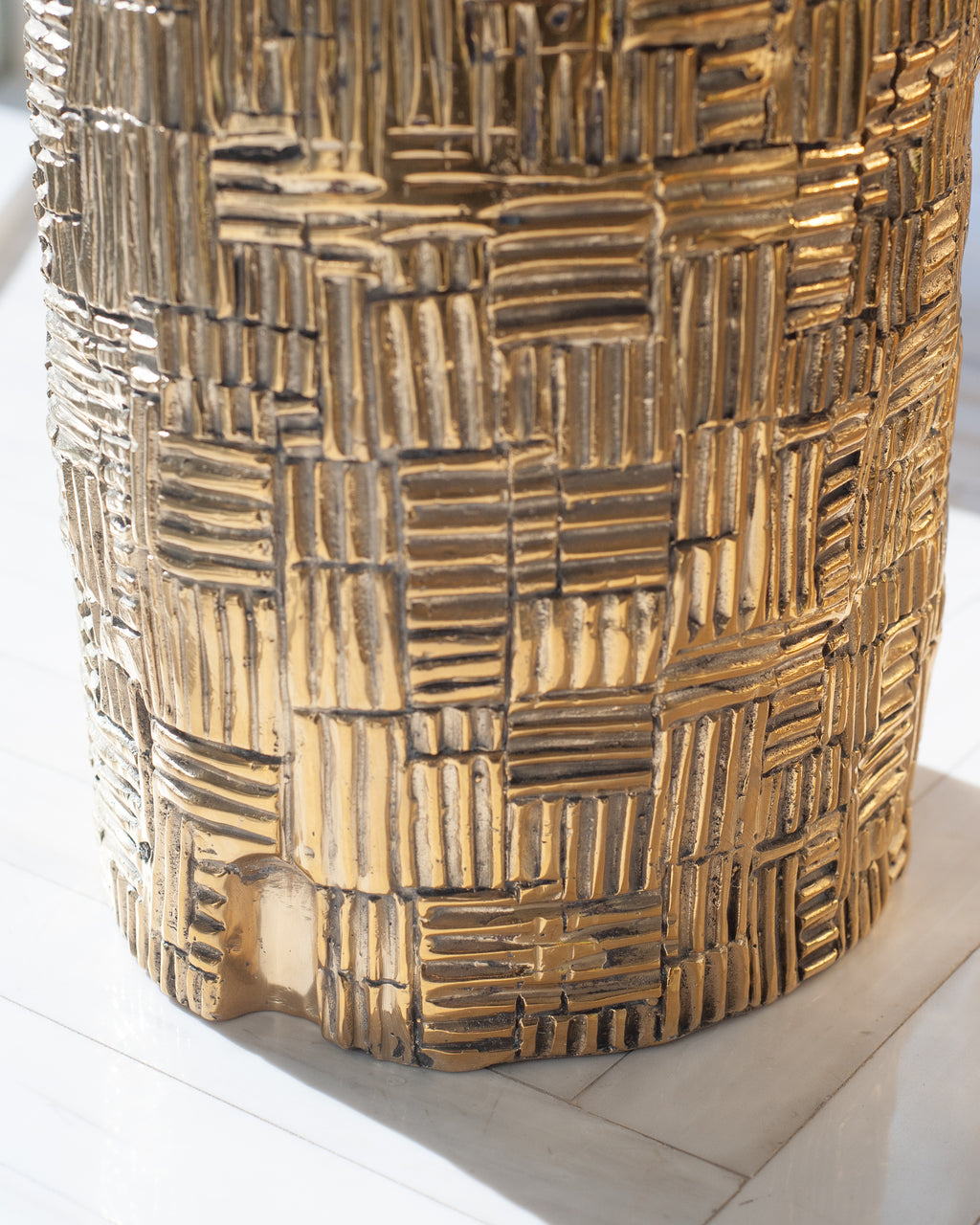 CONTEMPORARY POLISHED AND TEXTURED CAST BRASS SCULPTURAL TALL LOG TABLE
