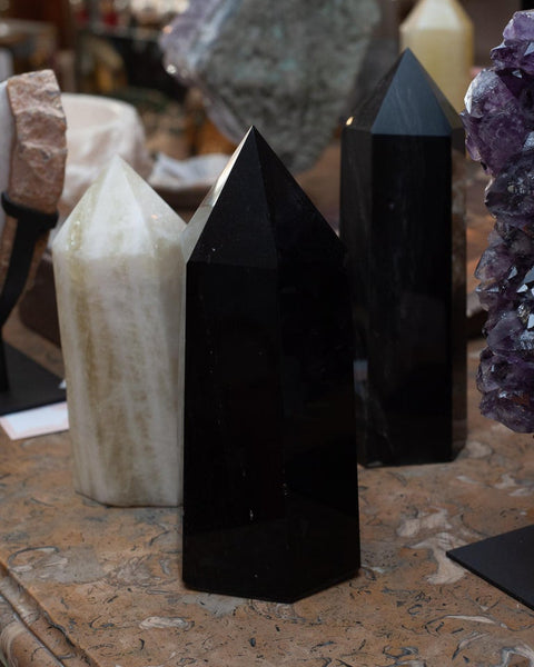 CONTEMPORARY LARGE BLACK OBSIDIAN OBELISK / CRYSTAL POINT