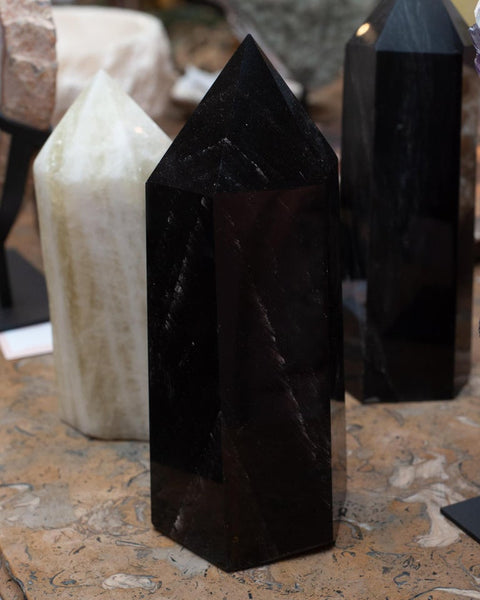 CONTEMPORARY LARGE BLACK OBSIDIAN OBELISK / CRYSTAL POINT