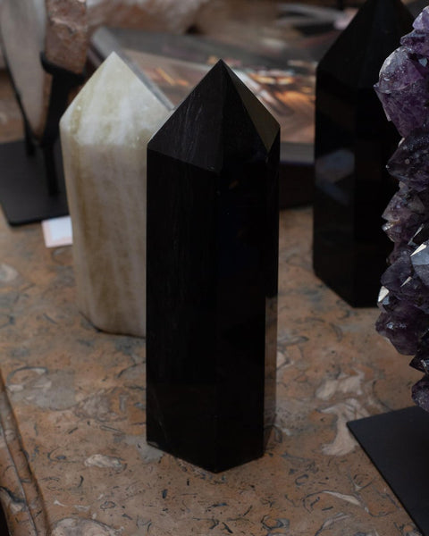 CONTEMPORARY BLACK OBSIDIAN OBELISK / CRYSTAL POINT