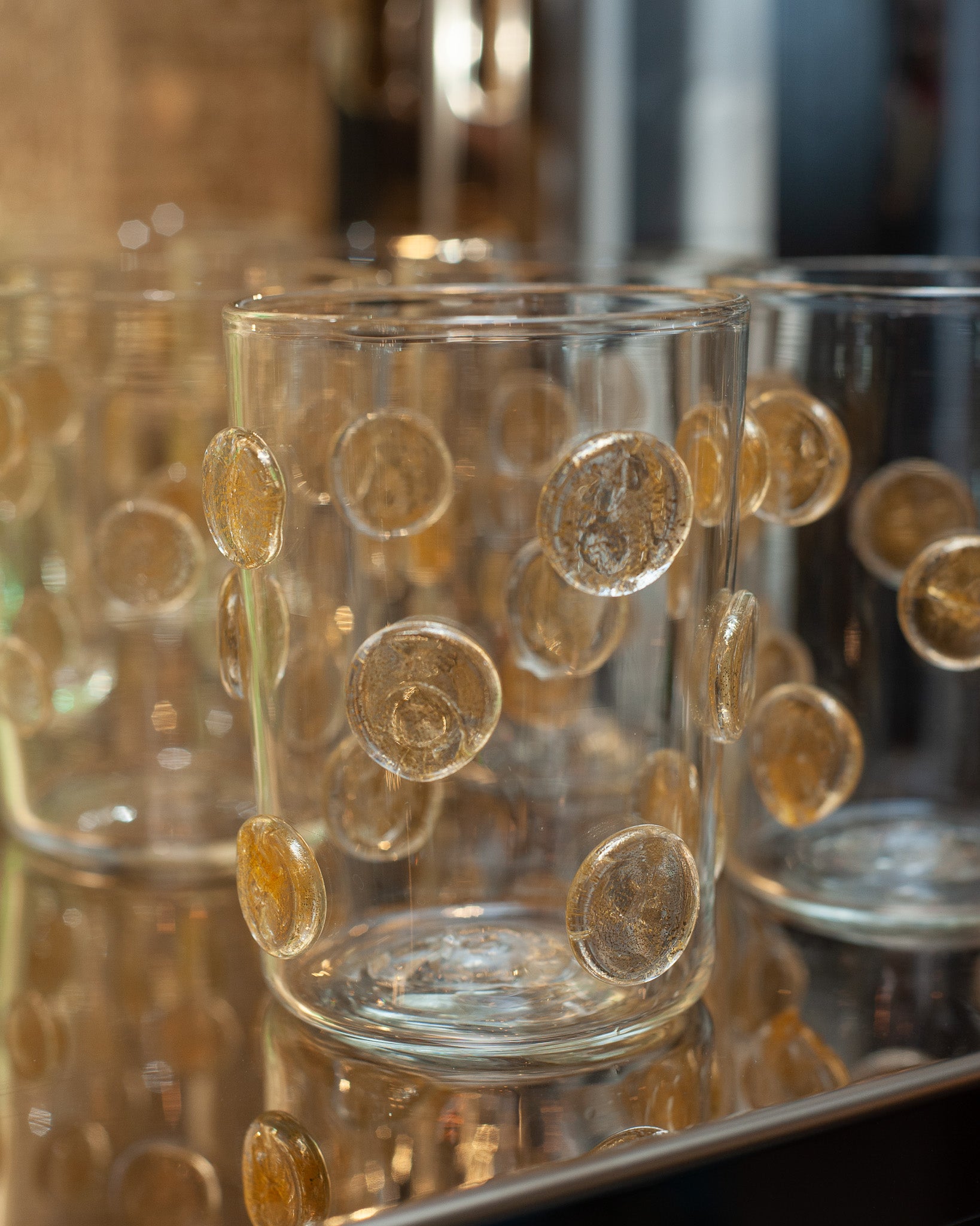 CONTEMPORARY SET OF 12 SPOTTED MURANO GLASS TUMBLERS WITH GOLD LEAF