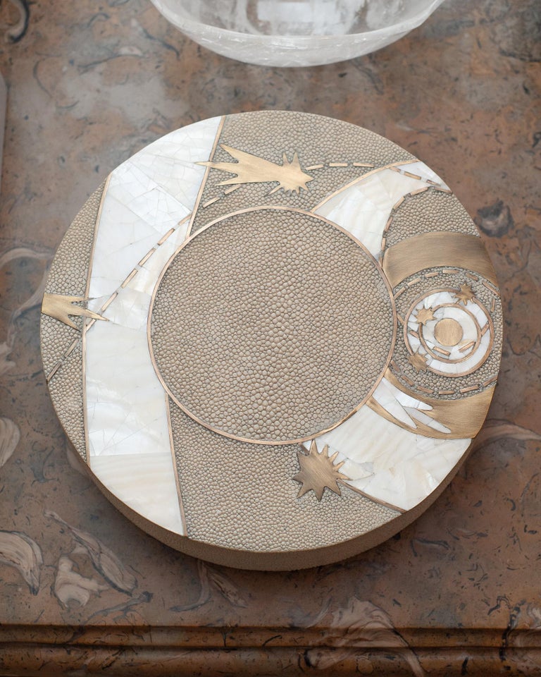 CONTEMPORARY KIFU PARIS ROUND BOX WITH BRASS, CREME SHAGREEN & WHITE SHELL INLAY