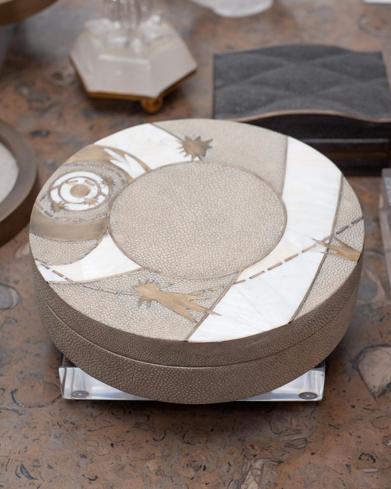 CONTEMPORARY KIFU PARIS ROUND BOX WITH BRASS, CREME SHAGREEN & WHITE SHELL INLAY