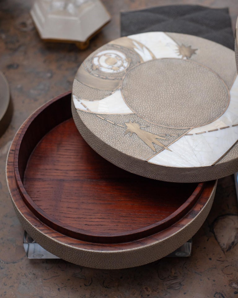 CONTEMPORARY KIFU PARIS ROUND BOX WITH BRASS, CREME SHAGREEN & WHITE SHELL INLAY