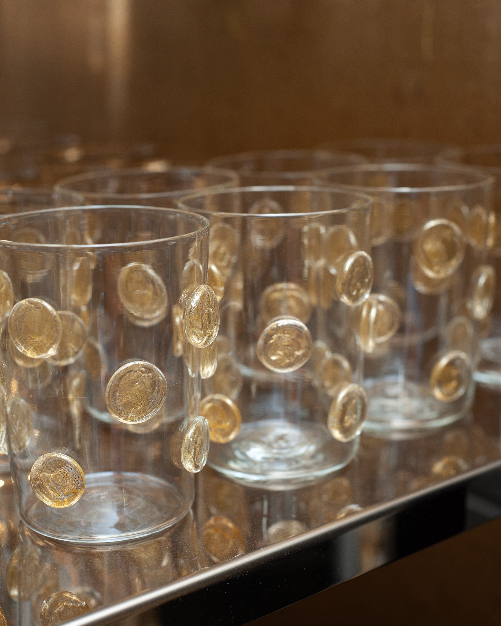 CONTEMPORARY SET OF 12 SPOTTED MURANO GLASS TUMBLERS WITH GOLD LEAF