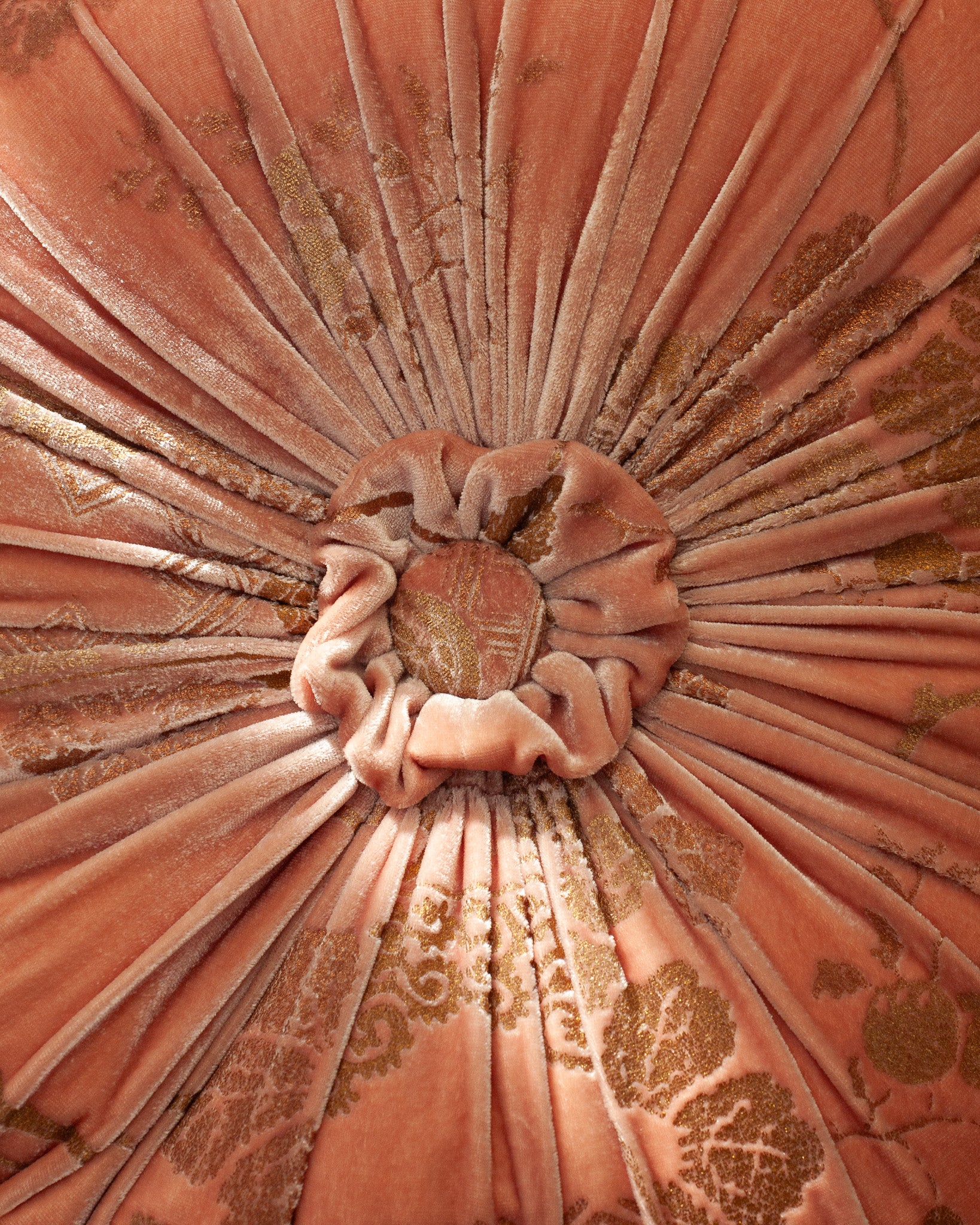 ROUND PINK & GOLD VENETIA STUDIUM VELVET PILLOW