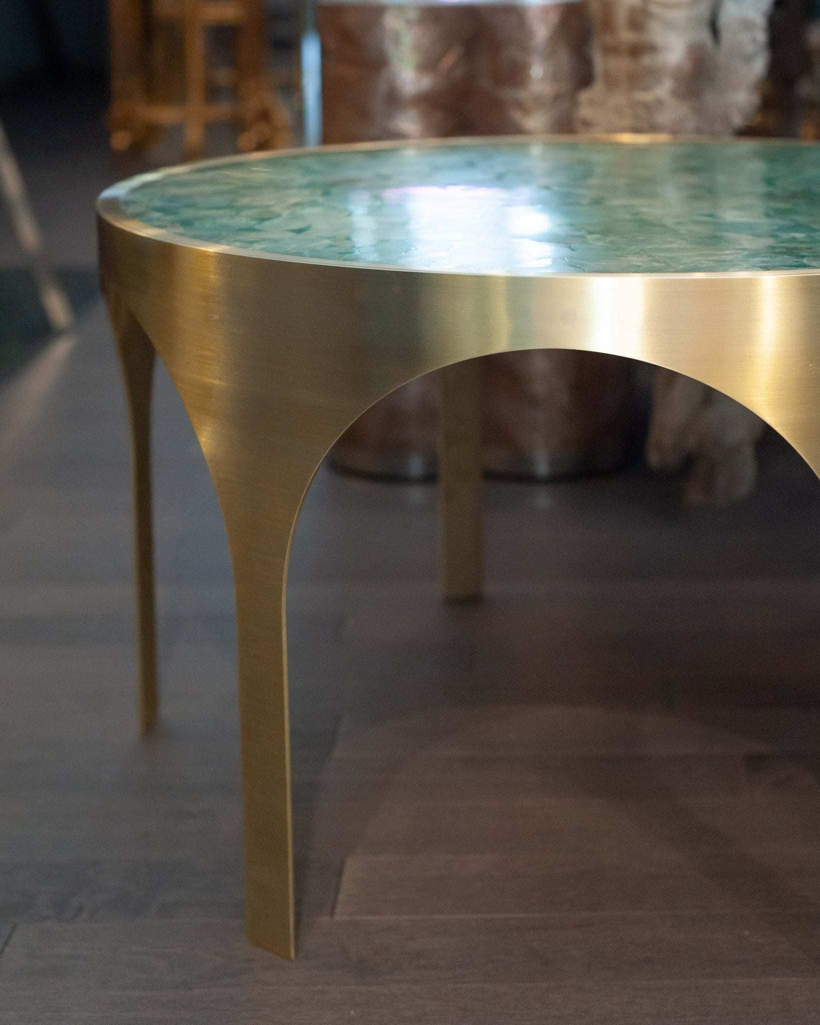 STUDIO MAISON NURITA GREEN FLUORITE TABLE WITH ARCHED BRUSHED BRASS BASE