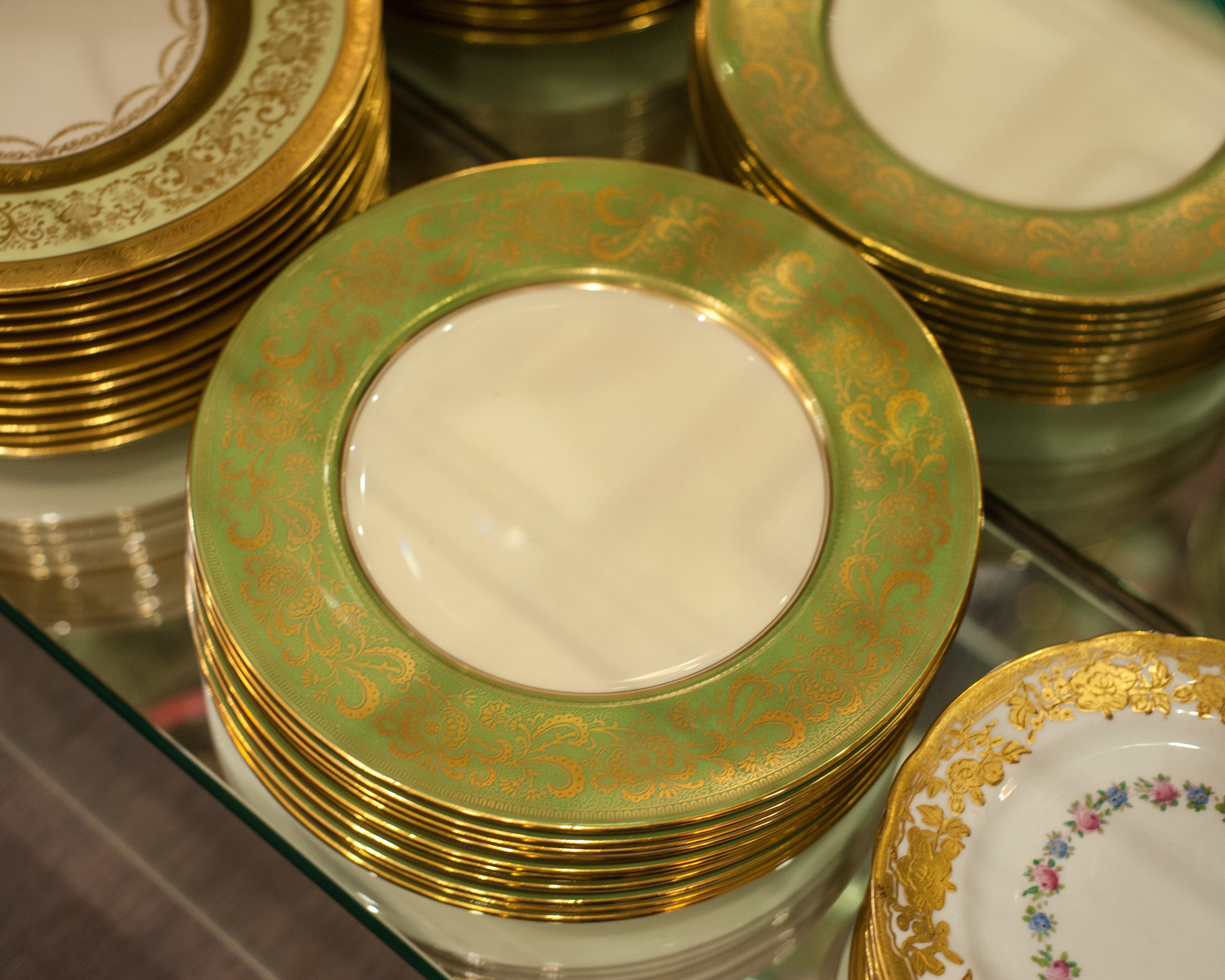 ANTIQUE SET OF 10 GREEN & GOLD DINNER PLATES