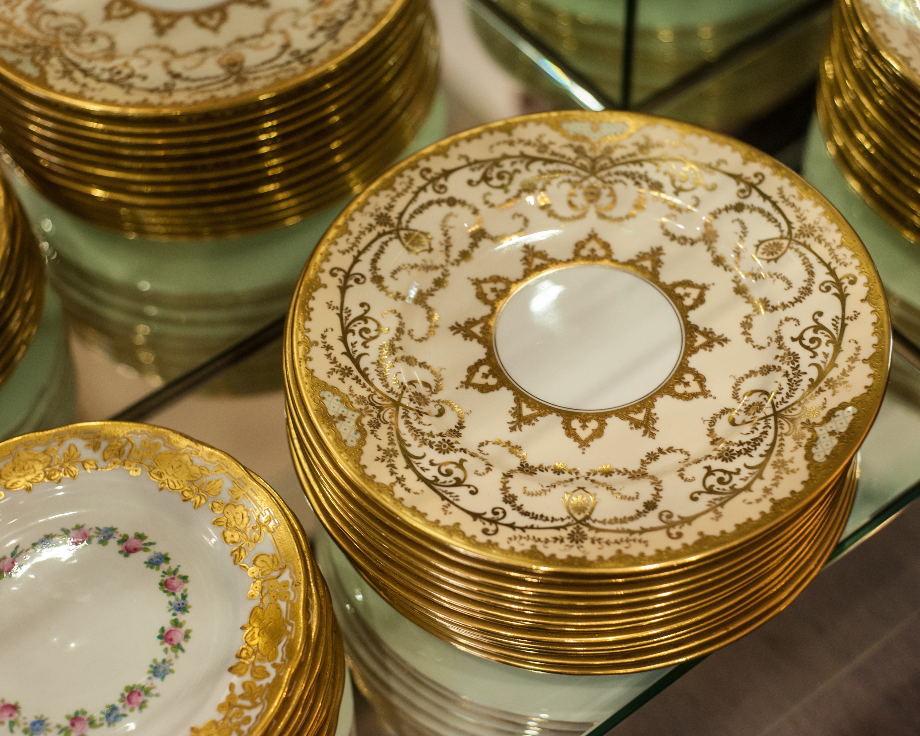 ANTIQUE SET OF 12 GOLD AND CRÈME COALPORT DISHES