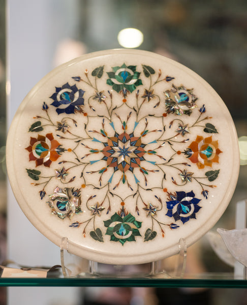 An Indian white marble platter with a colourful variety of inlaid semi-precious stones. This fine art piece would look striking placed on a coffee table or dining table to display  drinks or appetizers.