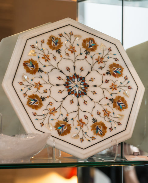 An Indian white marble platter with a colourful variety of inlaid semi-precious stones. This fine art piece would look striking placed on a coffee table or dining table to display  drinks or appetizers.