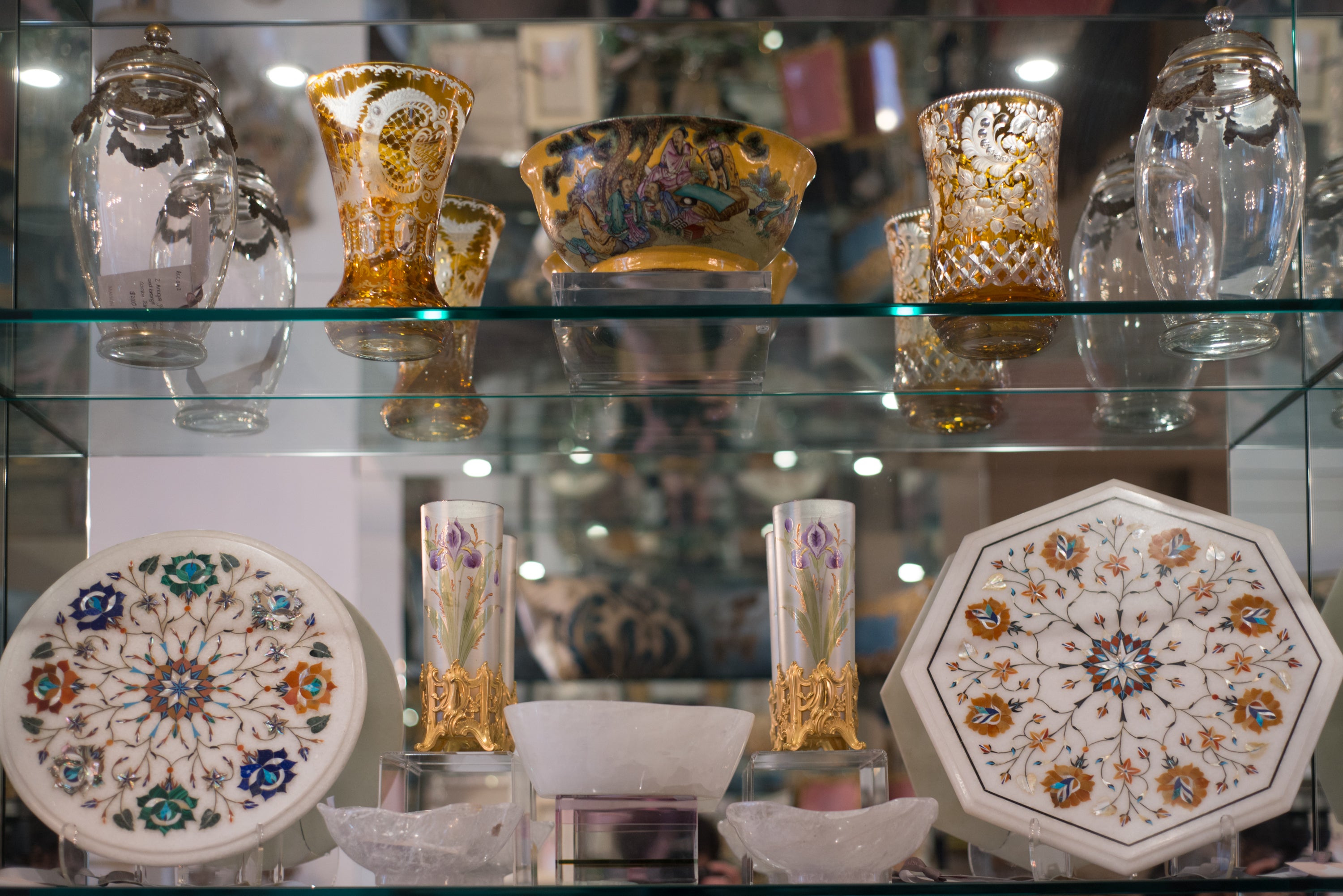 An Indian white marble platter with a colourful variety of inlaid semi-precious stones. This fine art piece would look striking placed on a coffee table or dining table to display  drinks or appetizers.