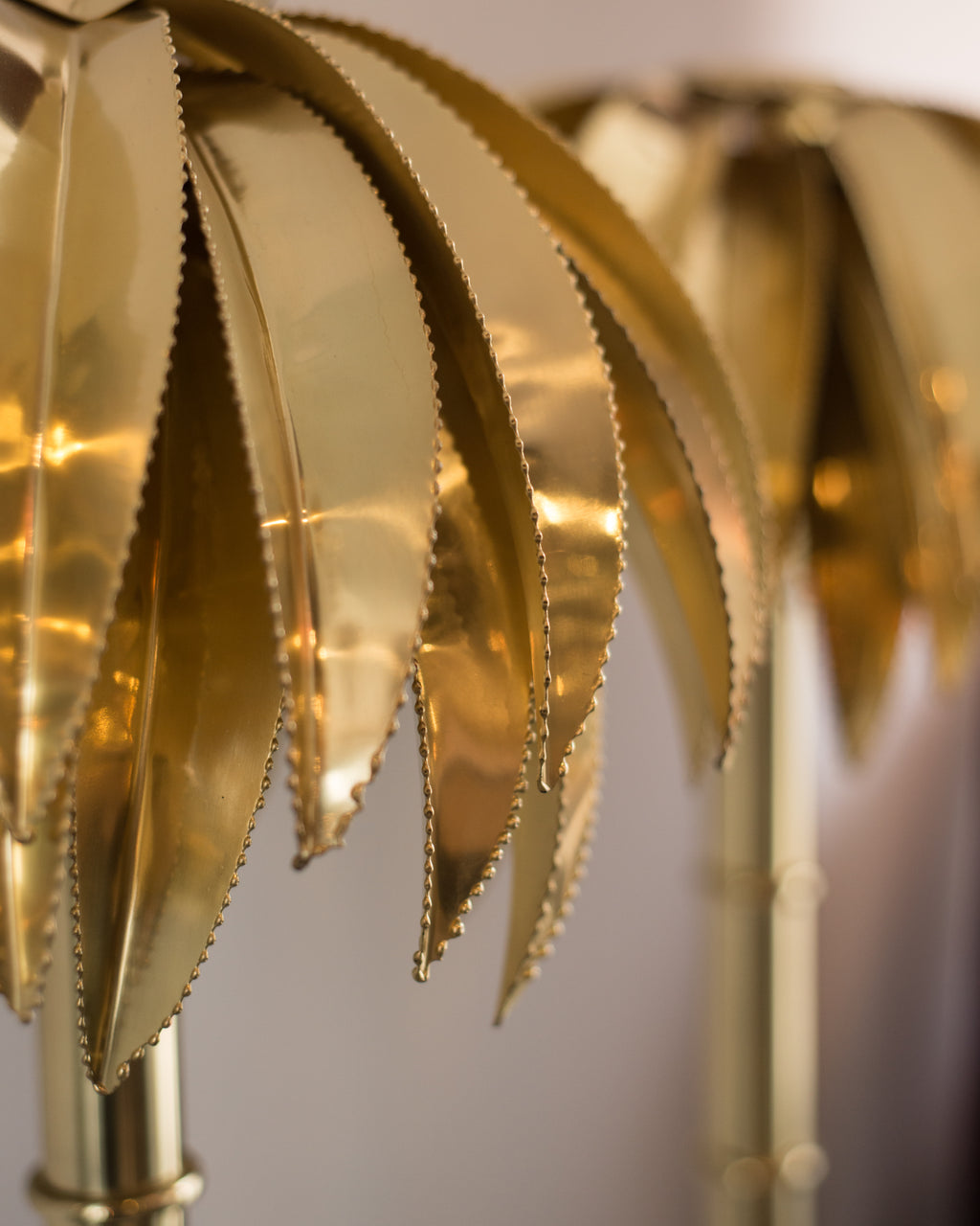 CONTEMPORARY METAL PALM TABLE LAMP