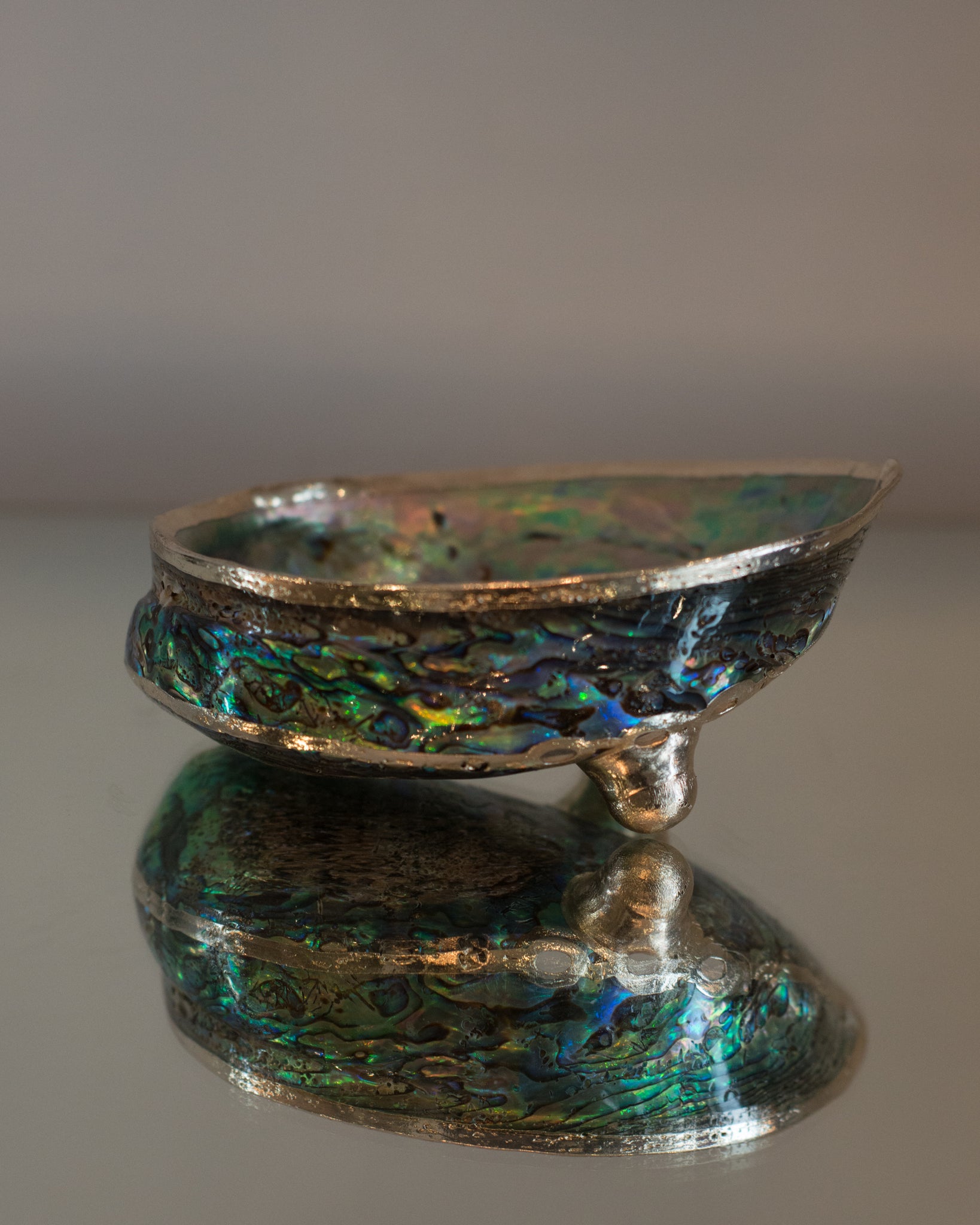 CONTEMPORARY ABALONE SHELL DISH WITH A METAL RIM AND 2 LEGS