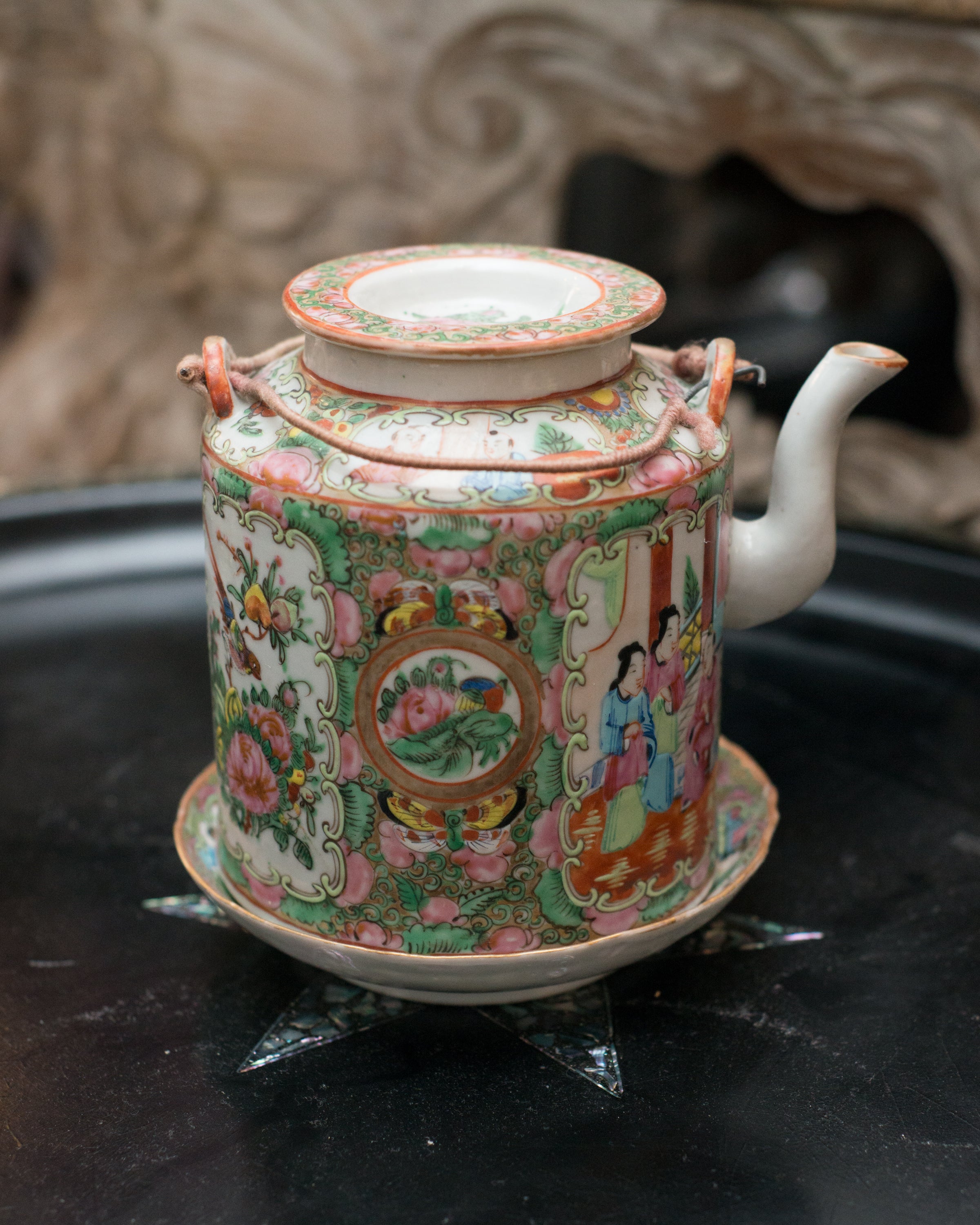ANTIQUE CHINESE ROSE MEDALLION TEAPOT