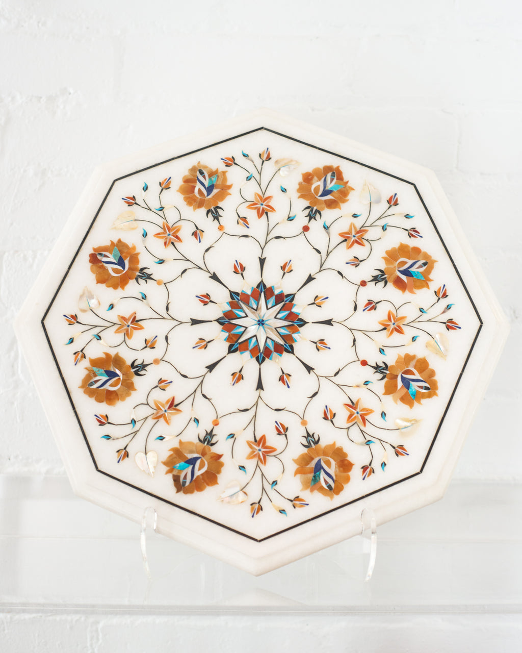 An Indian white marble platter with a colourful variety of inlaid semi-precious stones. This fine art piece would look striking placed on a coffee table or dining table to display  drinks or appetizers.