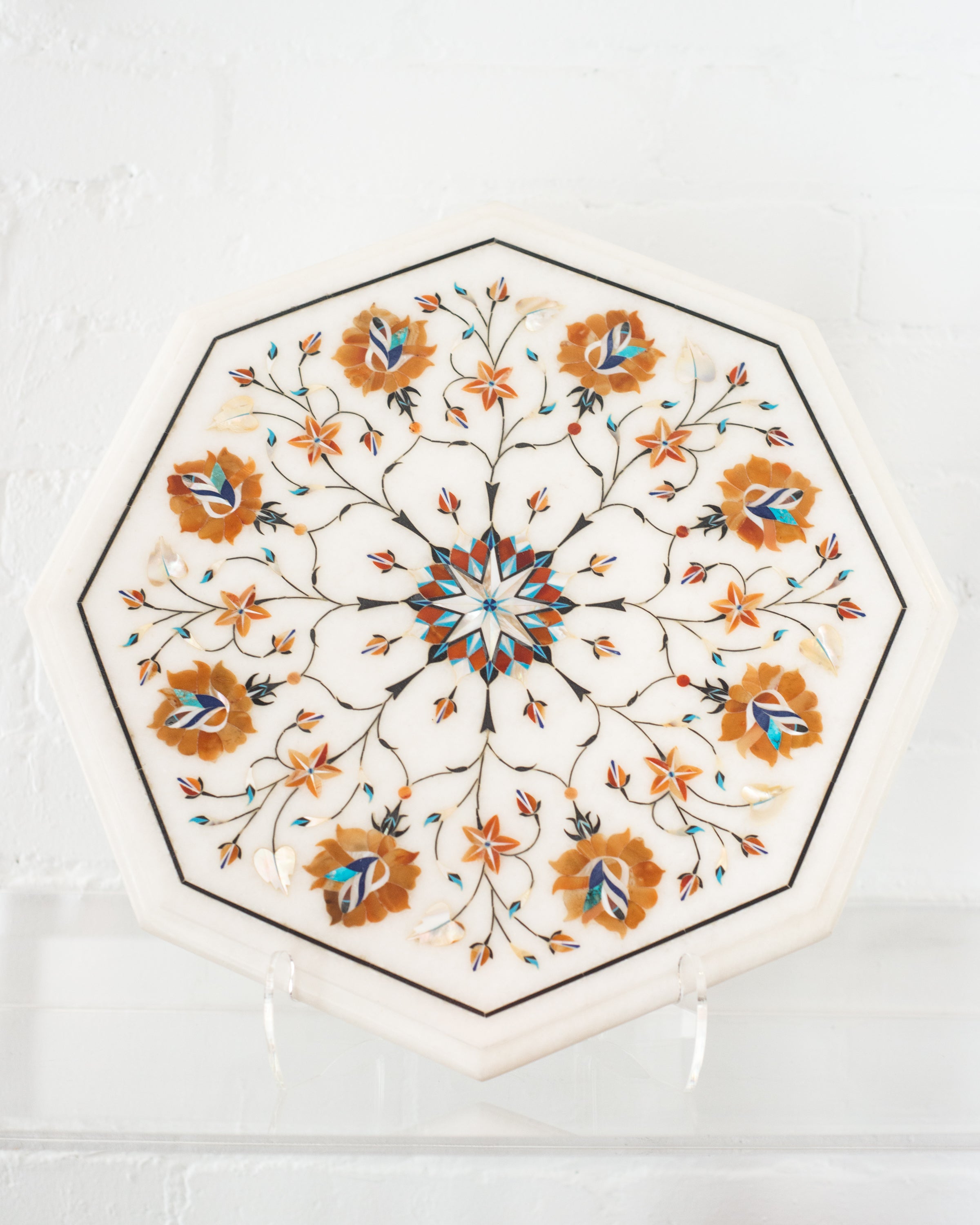 An Indian white marble platter with a colourful variety of inlaid semi-precious stones. This fine art piece would look striking placed on a coffee table or dining table to display  drinks or appetizers.