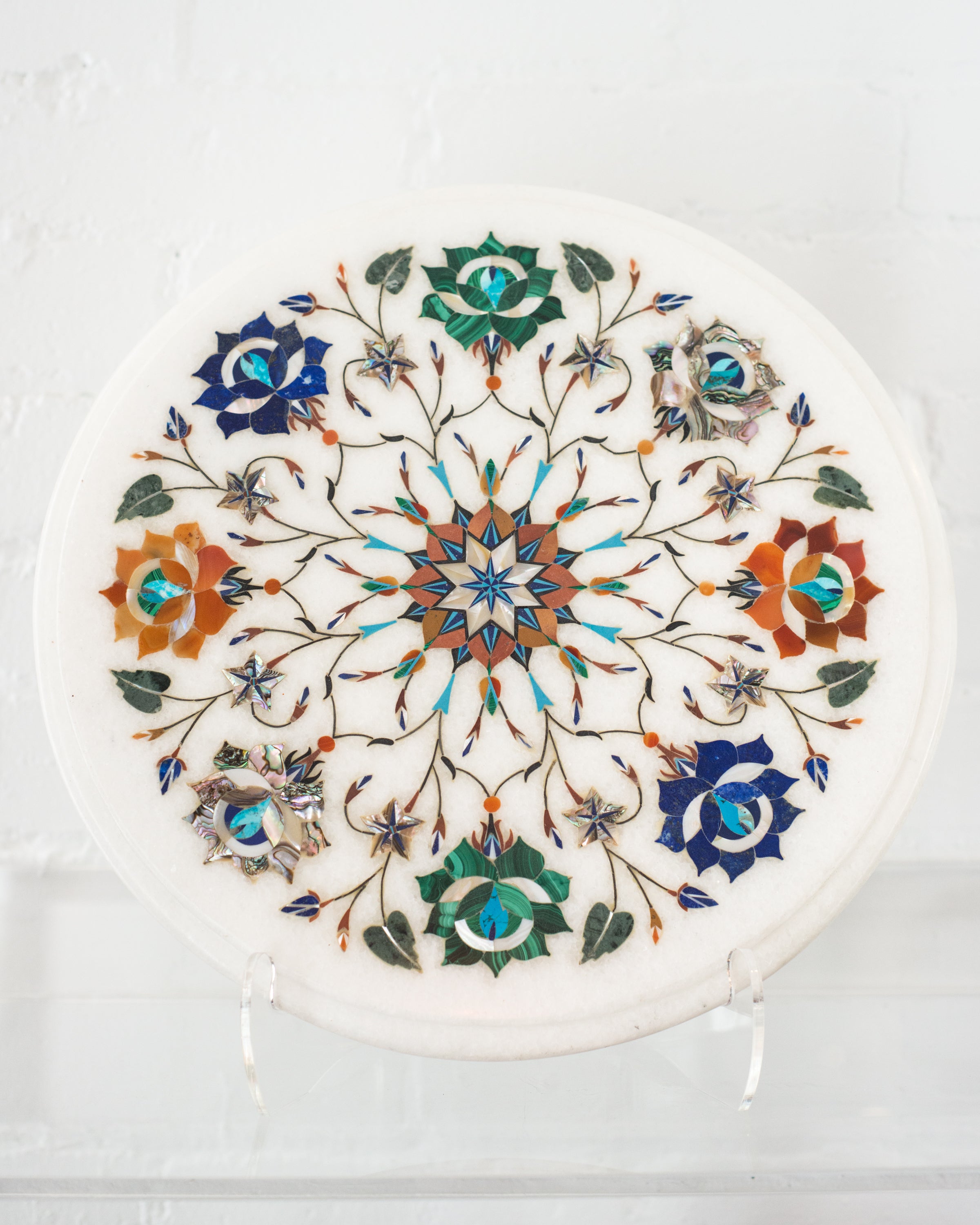 An Indian white marble platter with a colourful variety of inlaid semi-precious stones. This fine art piece would look striking placed on a coffee table or dining table to display  drinks or appetizers.