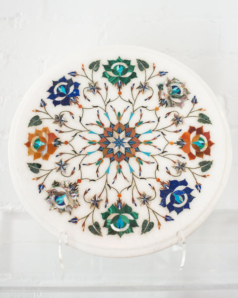 An Indian white marble platter with a colourful variety of inlaid semi-precious stones. This fine art piece would look striking placed on a coffee table or dining table to display  drinks or appetizers.