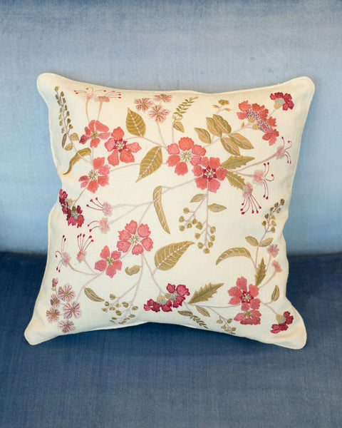 EMBROIDERED PILLOW ON CRÈME TASSIA SILK