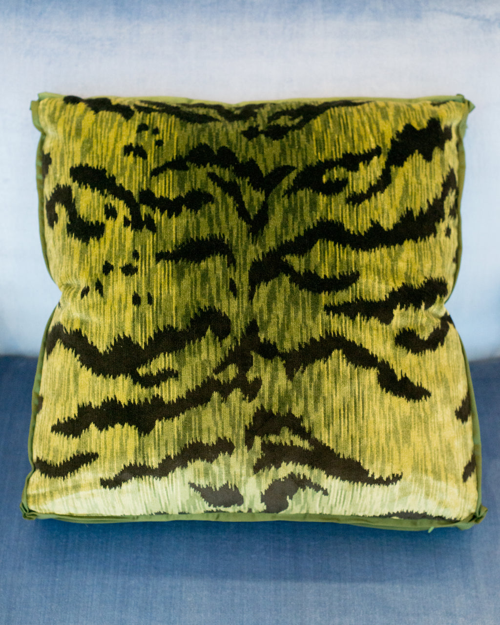 STUDIO MAISON NURITA BOX PILLOW IN BEVILACQUA GREEN TIGER VELVET WITH SATIN TRIM