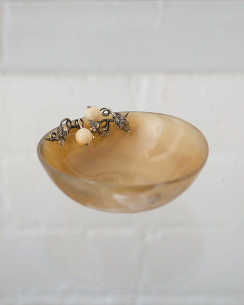 BEIGE HORN BOWL WITH A 925 STERLING SILVER LEAF AND WHITE AGATE BERRIES