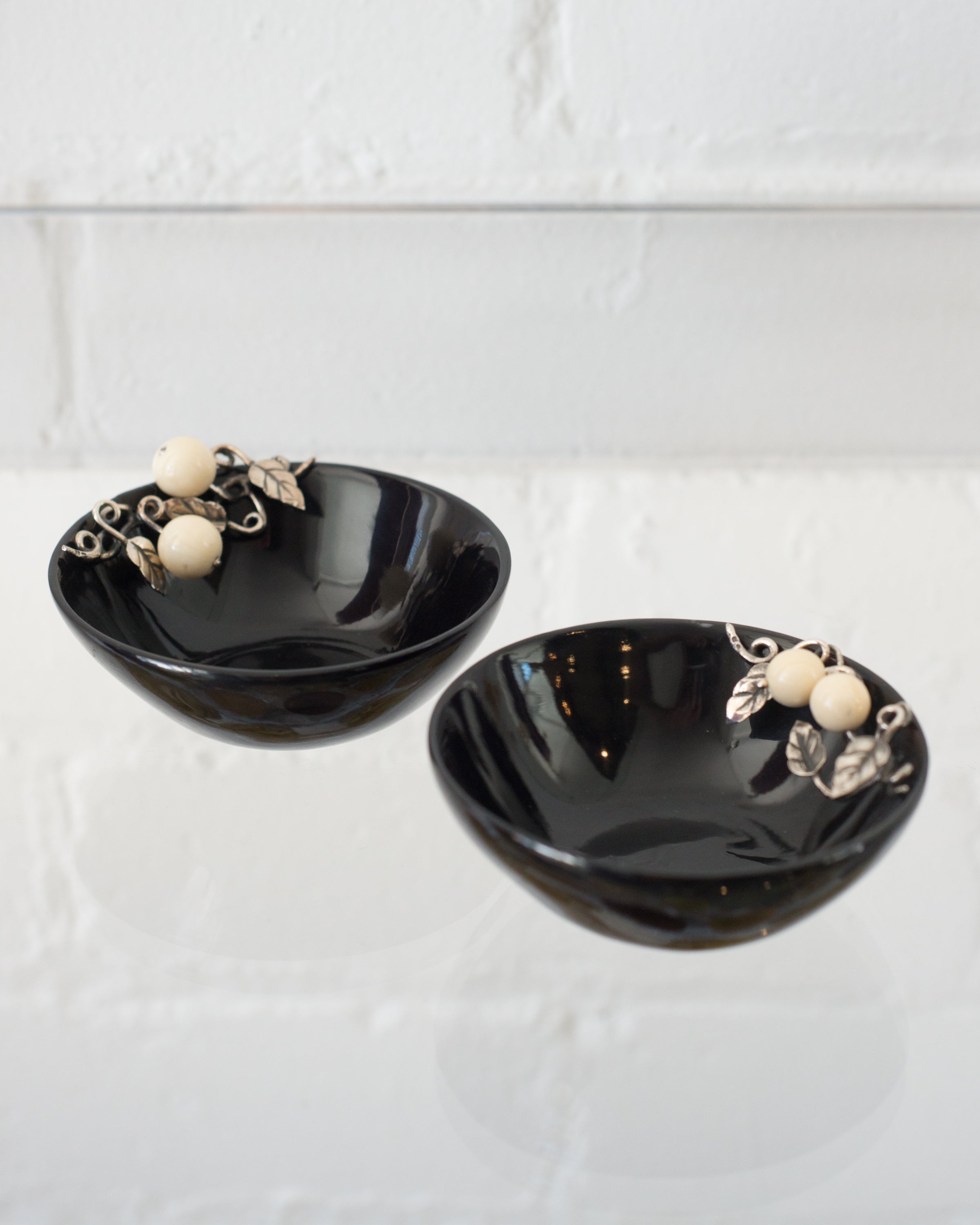 PAIR OF BLACK HORN BOWLS WITH 925 STERLING SILVER LEAFS AND WHITE AGATE BERRIES