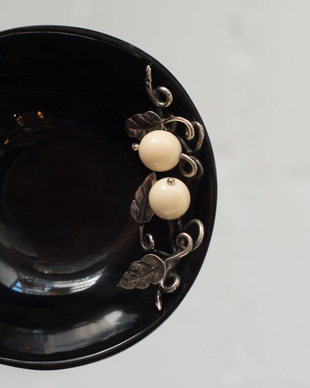 PAIR OF BLACK HORN BOWLS WITH 925 STERLING SILVER LEAFS AND WHITE AGATE BERRIES