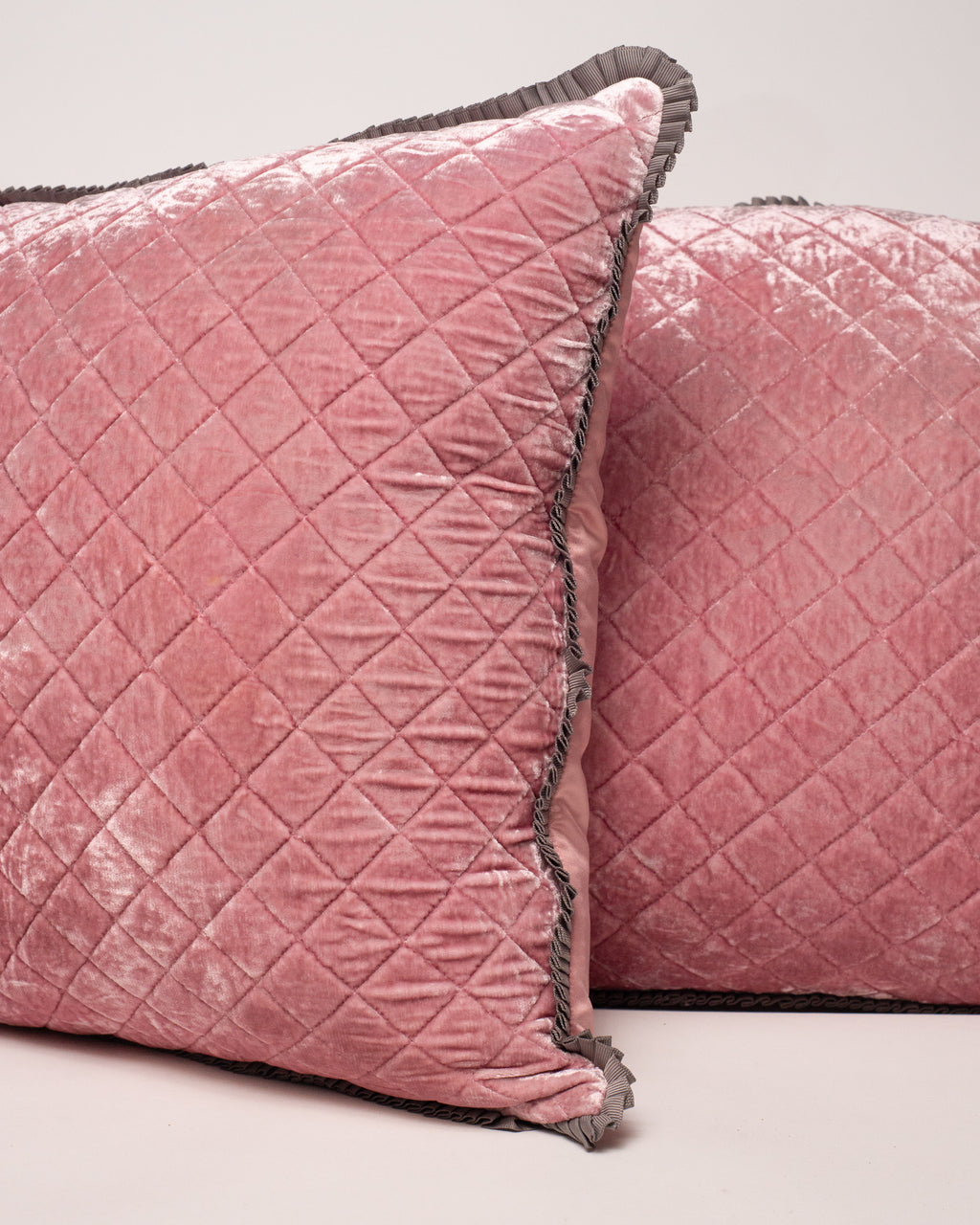 PAIR OF EMBROIDERED SILK SATIN PILLOW WITH SHELLS