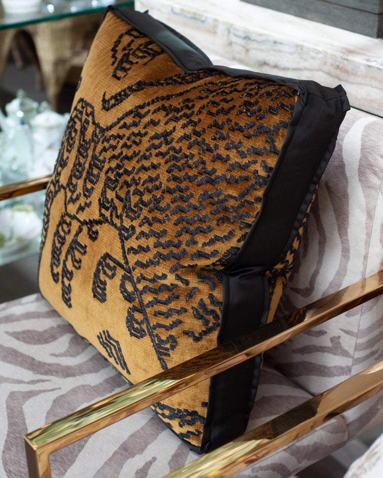 STUDIO MAISON NURITA BOX PILLOW IN DEDAR TIGER MOUNTAIN FAUVE VELVET WITH SATIN TRIM