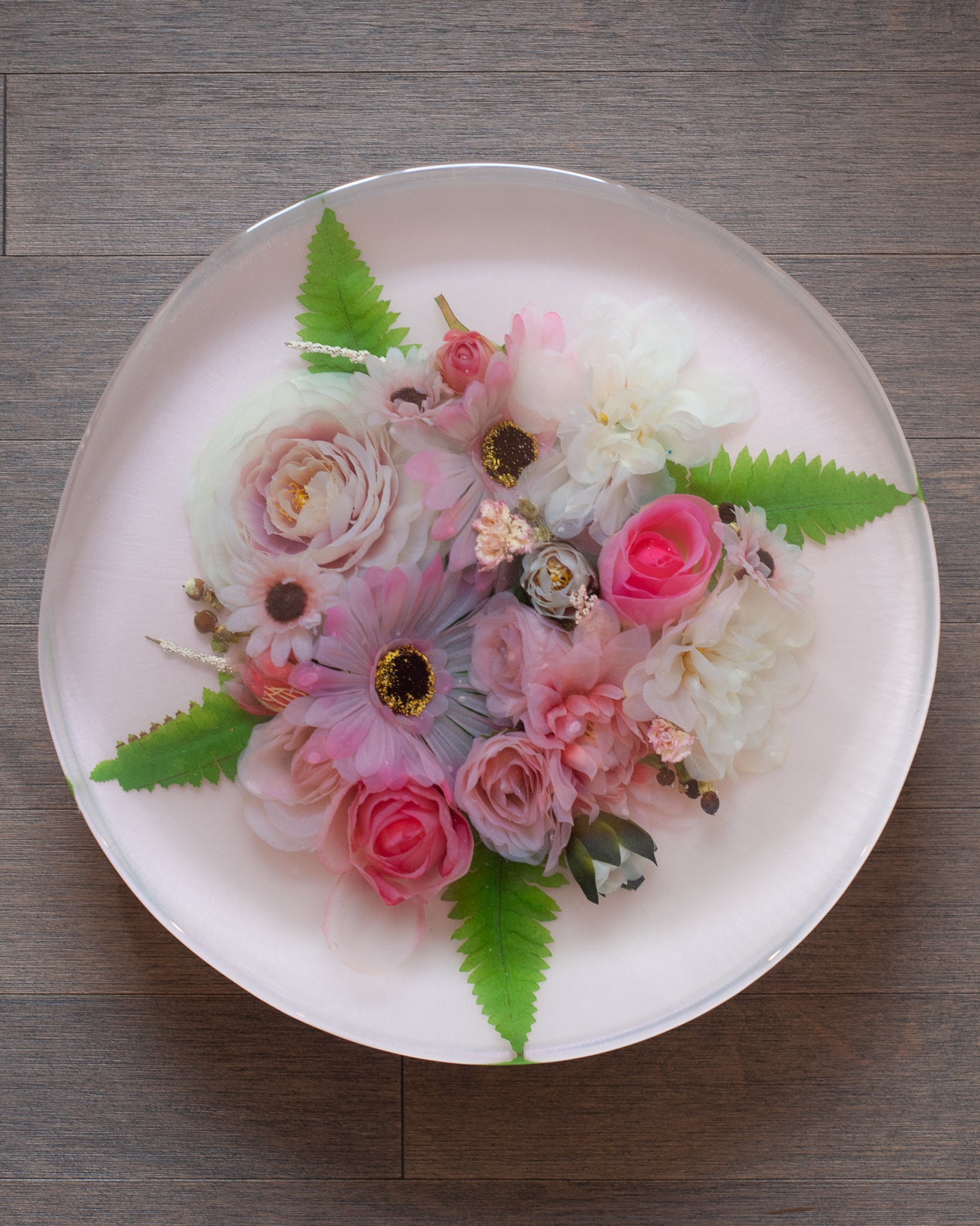 CONTEMPORARY ACRYLIC CAKE SERVING PLATE WITH SILK FLOWERS