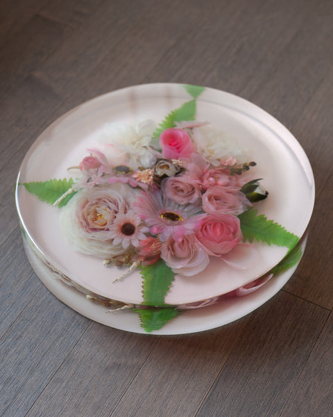 CONTEMPORARY ACRYLIC CAKE SERVING PLATE WITH SILK FLOWERS