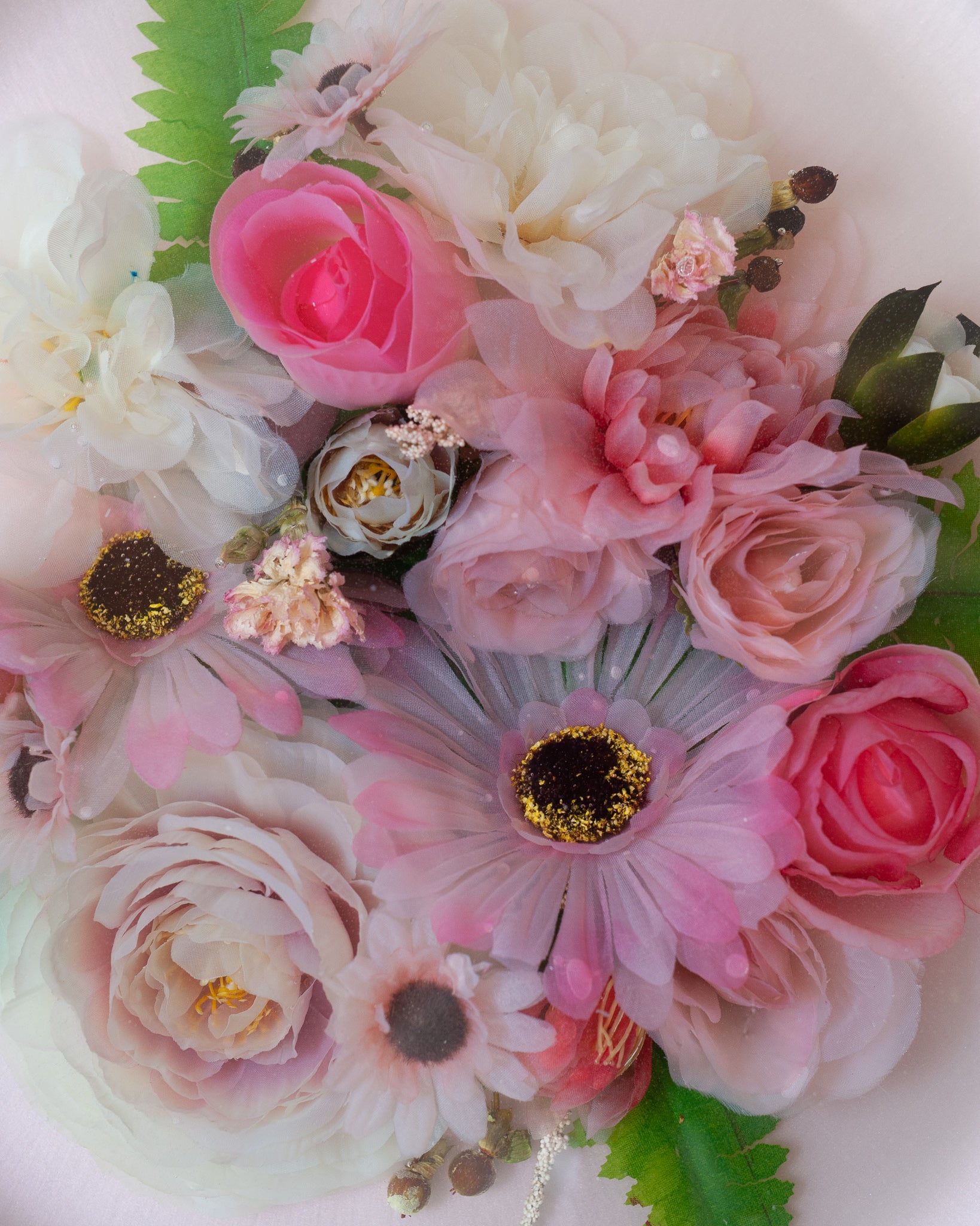 CONTEMPORARY ACRYLIC CAKE SERVING PLATE WITH SILK FLOWERS