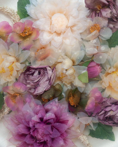 CONTEMPORARY ACRYLIC CAKE SERVING PLATE WITH SILK FLOWERS