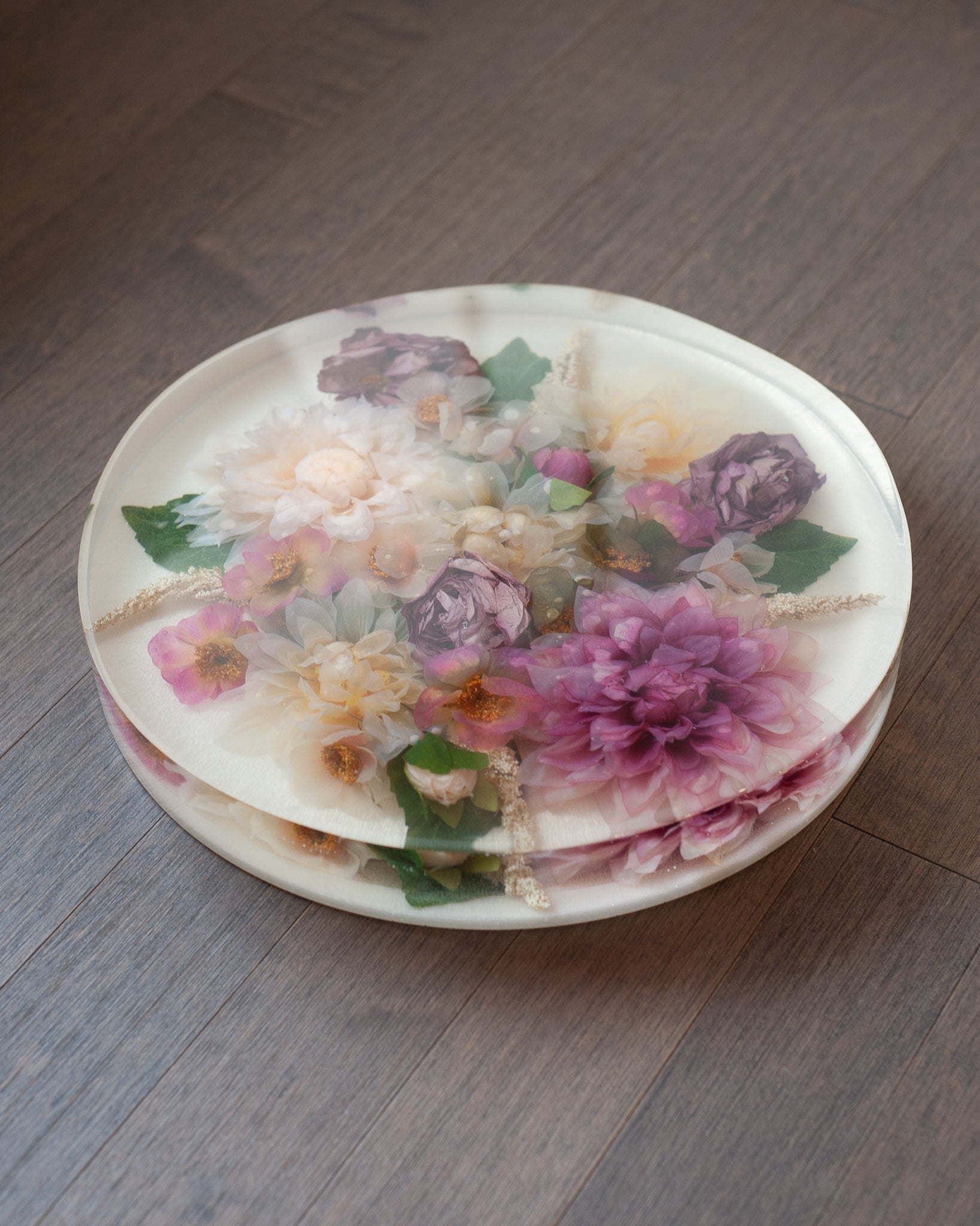 CONTEMPORARY ACRYLIC CAKE SERVING PLATE WITH SILK FLOWERS