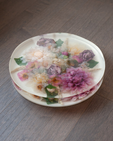 CONTEMPORARY ACRYLIC CAKE SERVING PLATE WITH SILK FLOWERS