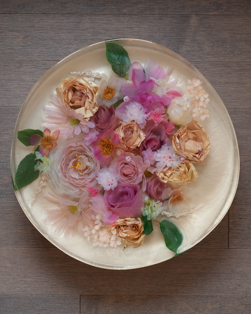 CONTEMPORARY ACRYLIC CAKE SERVING PLATE WITH SILK FLOWERS