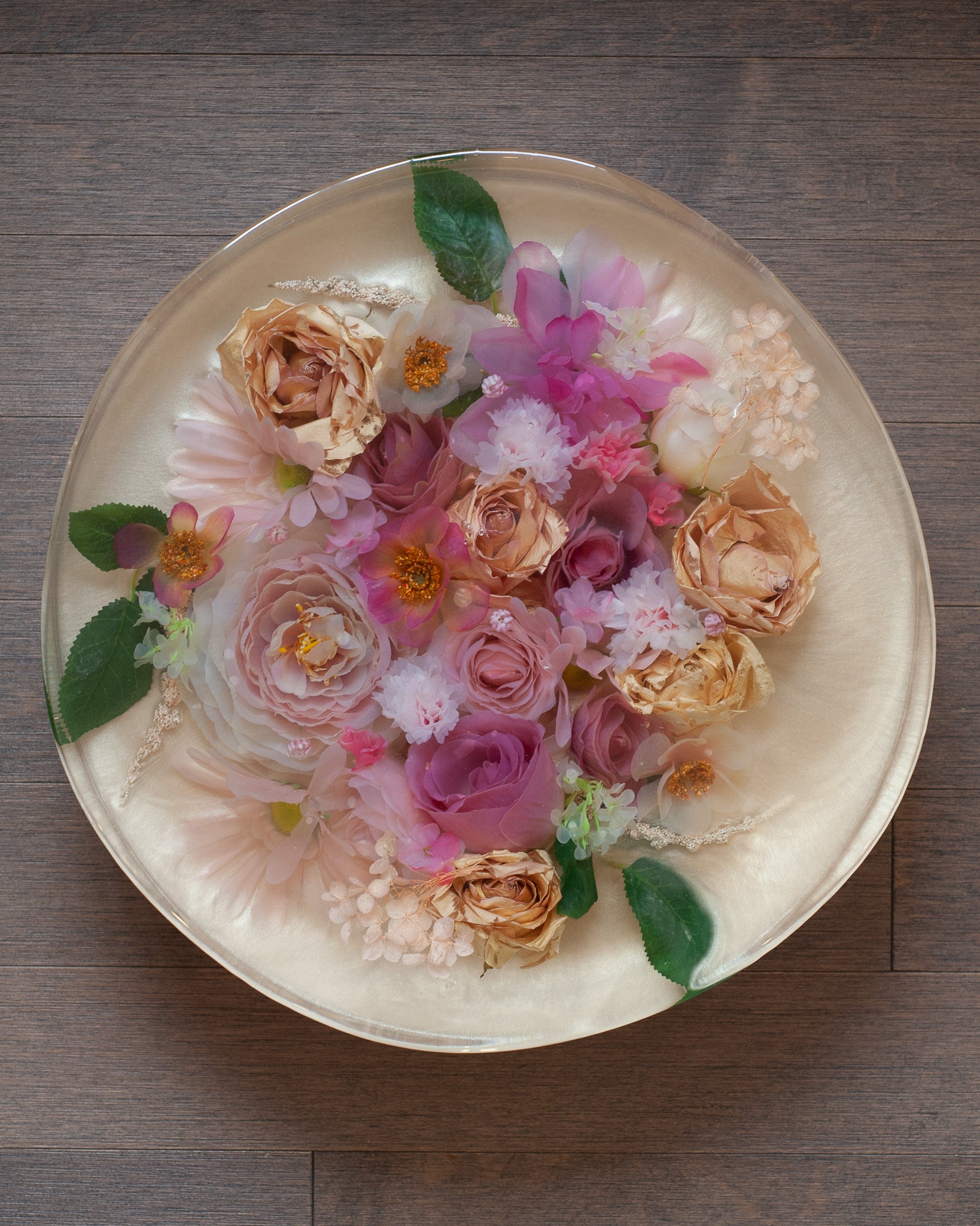 CONTEMPORARY ACRYLIC CAKE SERVING PLATE WITH SILK FLOWERS
