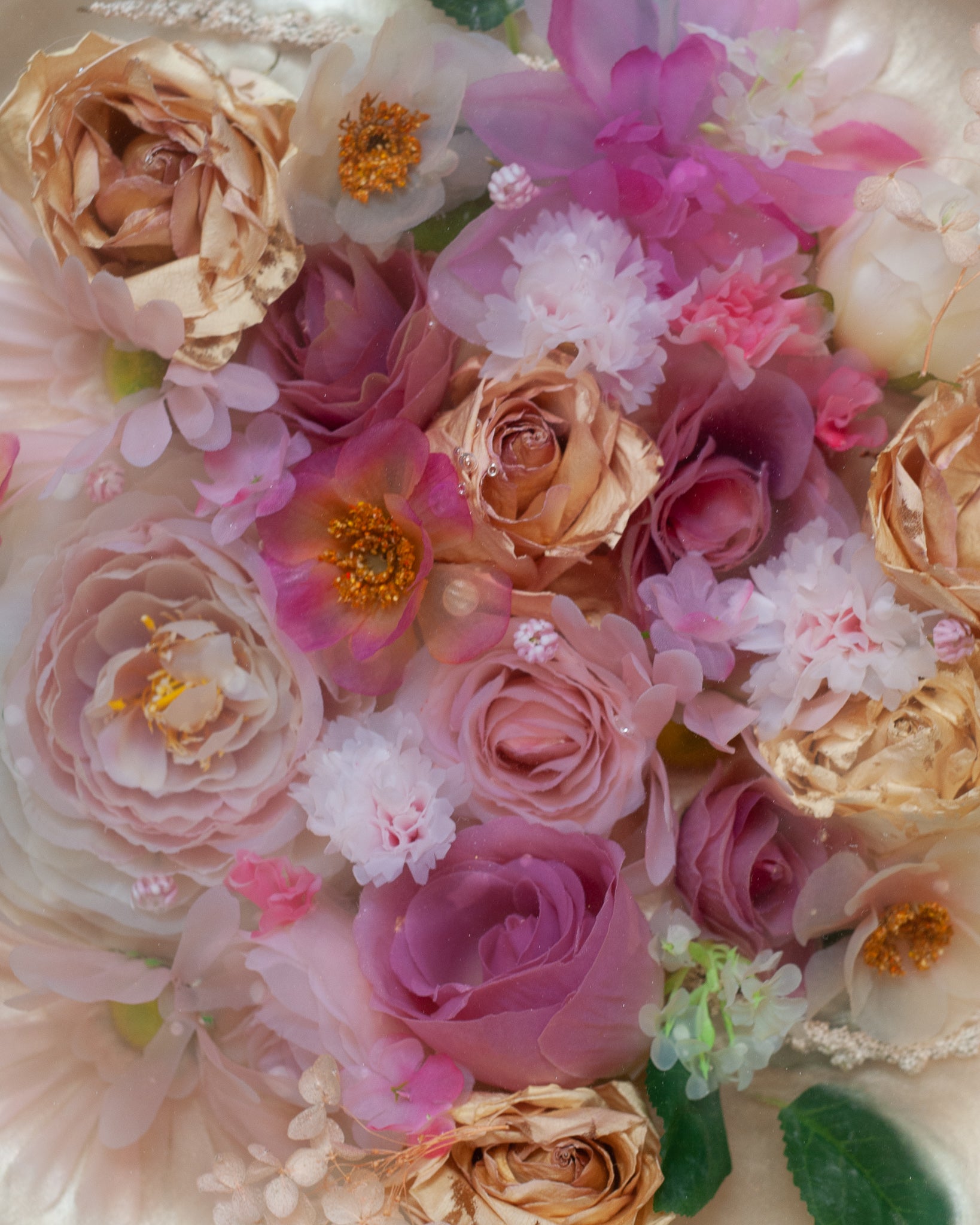 CONTEMPORARY ACRYLIC CAKE SERVING PLATE WITH SILK FLOWERS