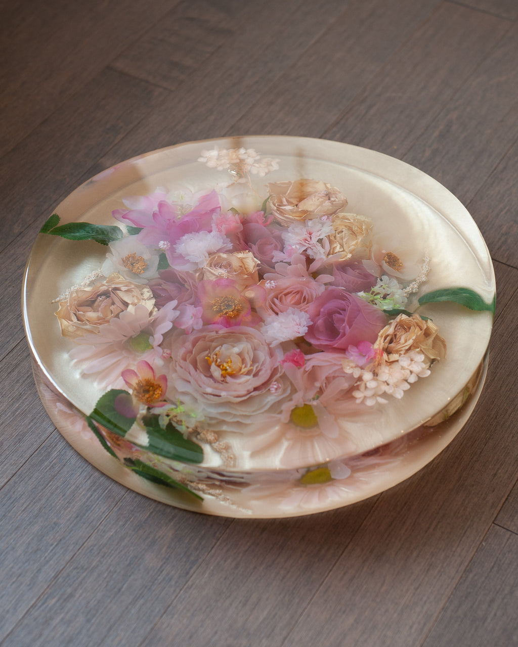 CONTEMPORARY ACRYLIC CAKE SERVING PLATE WITH SILK FLOWERS