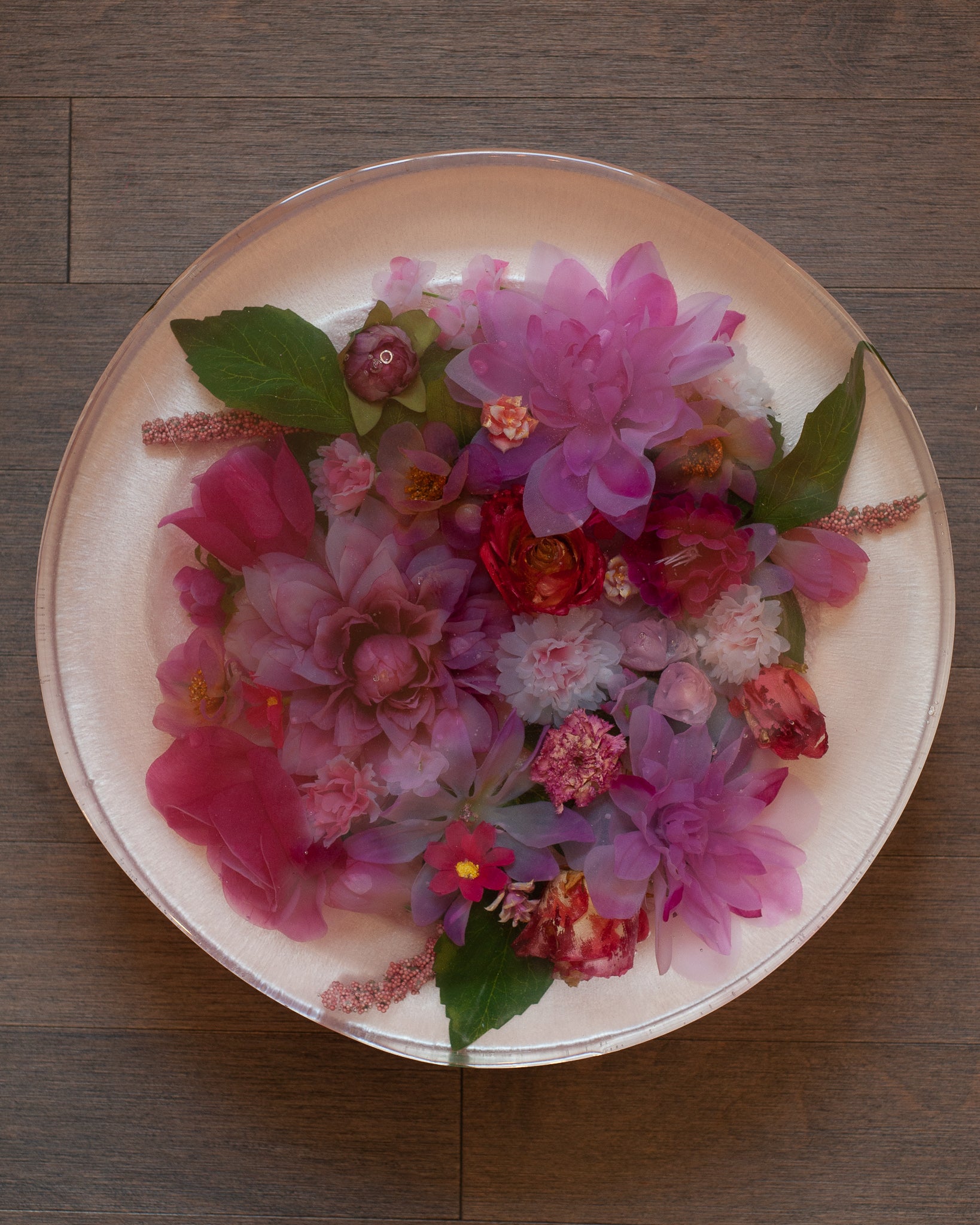 CONTEMPORARY ACRYLIC CAKE SERVING PLATE WITH SILK FLOWERS