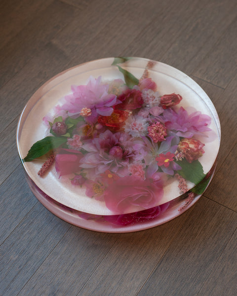 CONTEMPORARY ACRYLIC CAKE SERVING PLATE WITH SILK FLOWERS